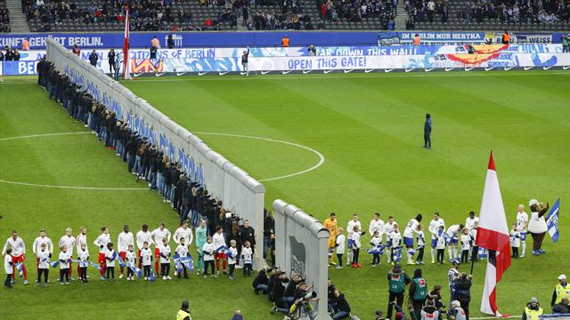 Mauerfall vor Spielbeginn: Hertha feiert 30-jähriges Mauerfalljubiläum mit Choreo