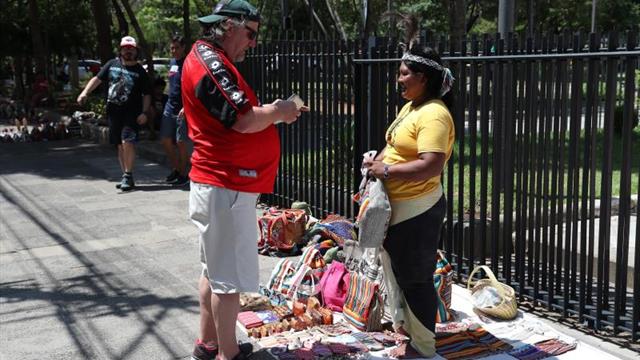Asunción "colonizada" por una marea de hinchas del Colón argentino