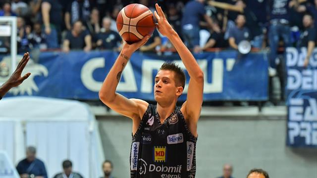 Pesaro rimonta, sogna ma ricade nel baratro: Trento vince l'anticipo del sabato in overtime