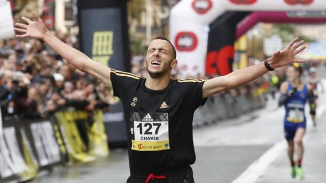 Chakib Lachgar sorprende a los favoritos y gana la Behobia-San Sebastián