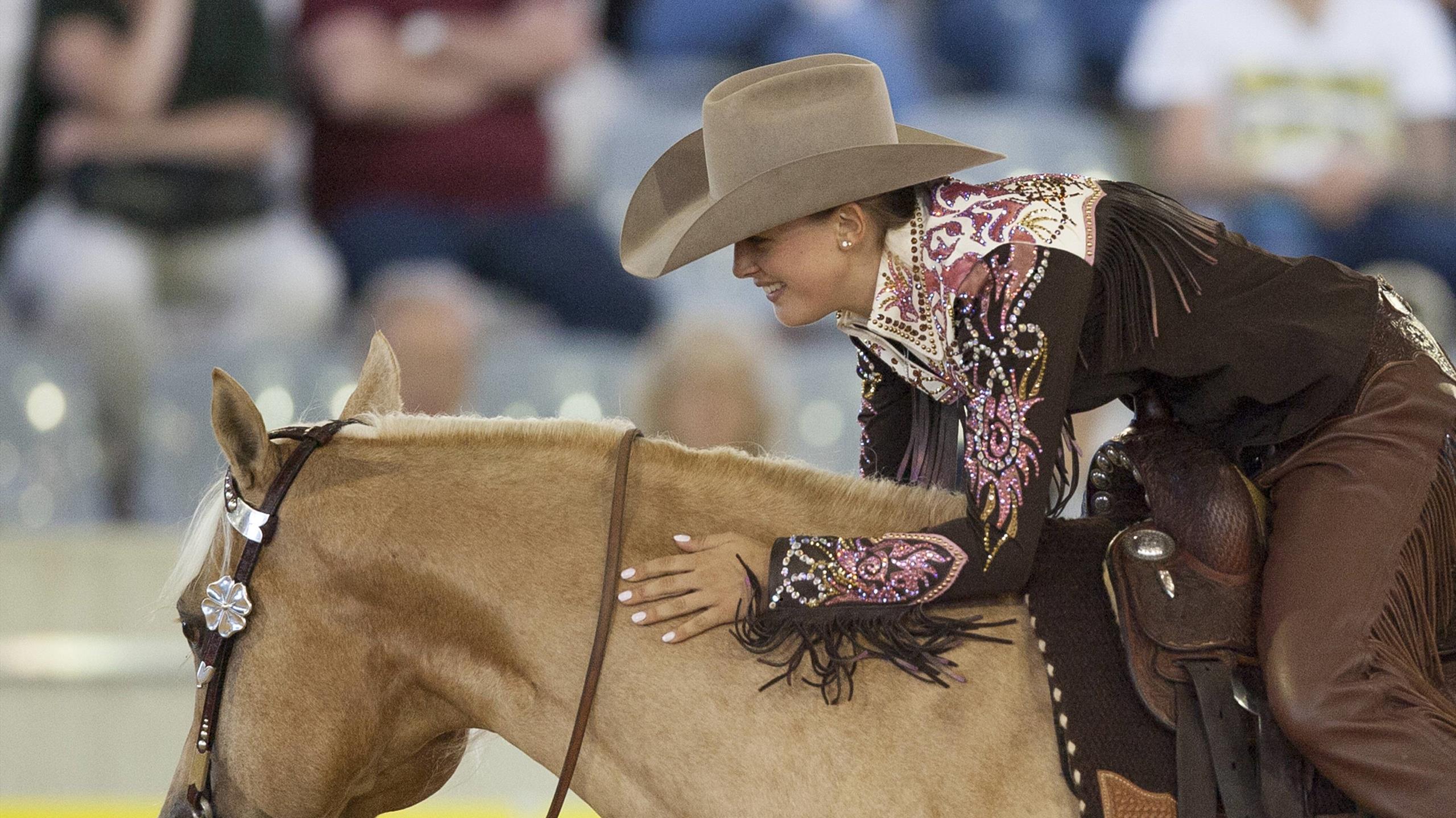 Gina Maria Schumacher würdigt Vater Michael mit Pferd im Ferrari-Outfit