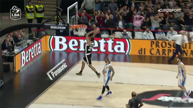 Rubata e assist di Teodosic, poi Hunter schiaccia e chiude il discorso Rubata e assist di Teodosic, poi Hunter schiaccia e chiude il discorso