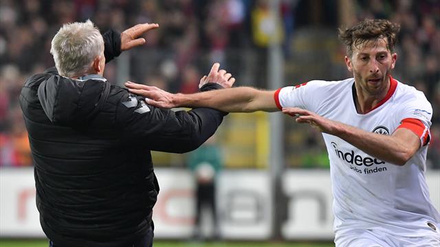 Eintracht, che stangata! Squalifica di 7 turni ad Abraham per la spallata al tecnico del Friburgo