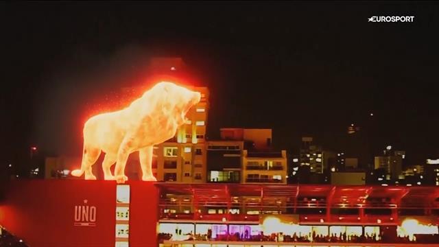 Espectacular puesta en escena de un león en llamas en el estadio de Estudiantes Espectacular puesta en escena de un león en llamas en el estadio de Estudiantes