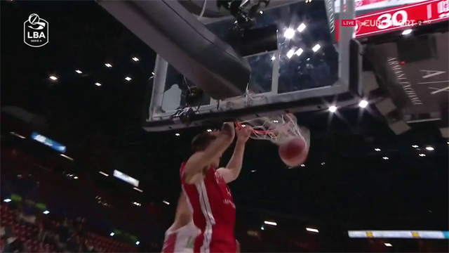 Come attaccare la zone-press: Nemanja Nedovic alza per la schiacciata di Kaleb Tarczewski Come attaccare la zone-press: Nemanja Nedovic alza per la schiacciata di Kaleb Tarczewski