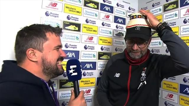 Überraschung im Interview: Klopp bekommt lustigen Hut Überraschung im Interview: Klopp bekommt lustigen Hut