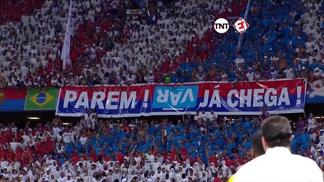 Brasile, tifosi espongono striscione contro il Var: l'arbitro sospende il match Brasile, tifosi espongono striscione contro il Var: l'arbitro sospende il match