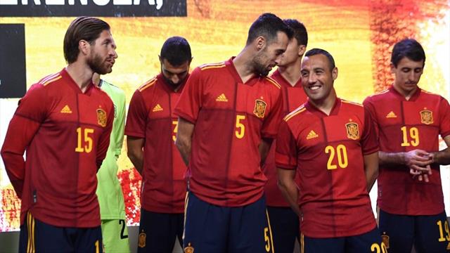 La Selección presenta la camiseta de la Eurocopa 2020 con ilusión: "Nuestro fútbol nos diferencia" La Selección presenta la camiseta de la Eurocopa 2020 con ilusión: "Nuestro fútbol nos diferencia"