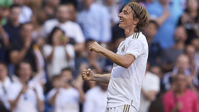 Modric vince il Golden Foot e strizza l'occhio all'Italia: "Mi piace, seguo molto la Serie A..."