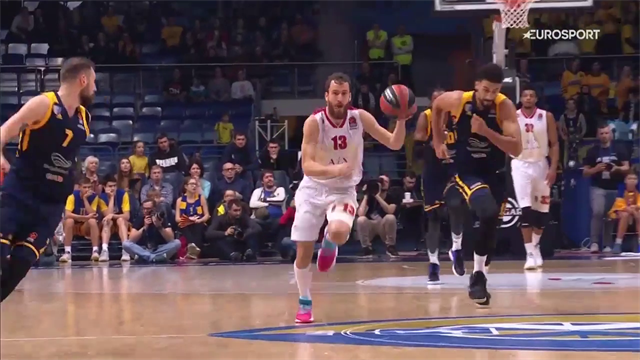 Sergio Rodriguez sprinta e slalomeggia in contropiede: bye bye a tutti! Sergio Rodriguez sprinta e slalomeggia in contropiede: bye bye a tutti!