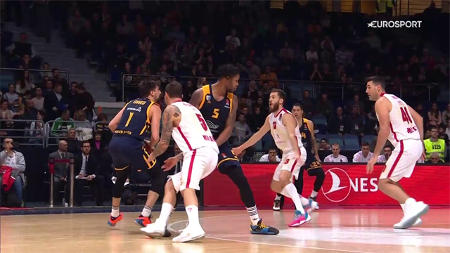 Sergio Rodriguez ruba palla a Shved e lancia Micov in contropiede: il momento migliore di Milano Sergio Rodriguez ruba palla a Shved e lancia Micov in contropiede: il momento migliore di Milano