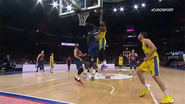 Tarik Black inchioda la schiacciata dopo due passaggi magici: come gioca bene il Maccabi Tel Aviv Tarik Black inchioda la schiacciata dopo due passaggi magici: come gioca bene il Maccabi Tel Aviv