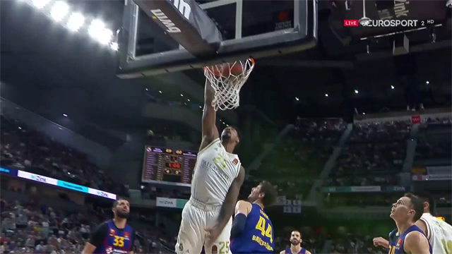 Jordan Mickey si porta a casa il ferro del Barcellona Jordan Mickey si porta a casa il ferro del Barcellona