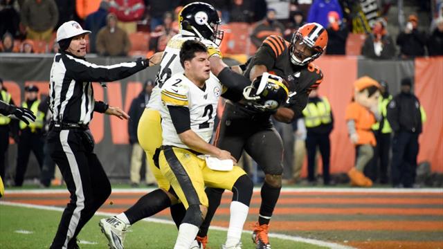 Colpisce in testa l'avversario usando il suo casco: follia di Garrett nella notte NFL