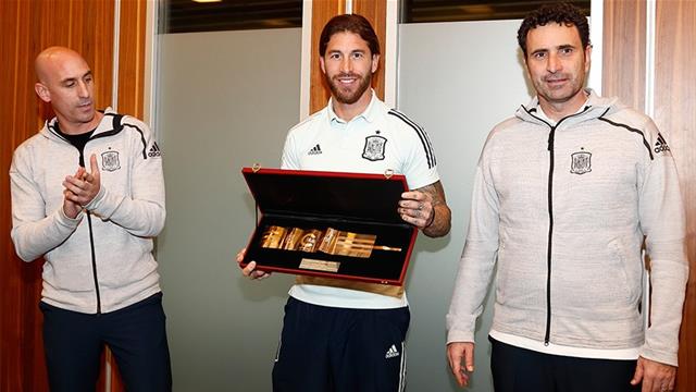 El brazalete de 'Supercapitán' que ha recibido Sergio Ramos por su récord con la Selección El brazalete de 'Supercapitán' que ha recibido Sergio Ramos por su récord con la Selección