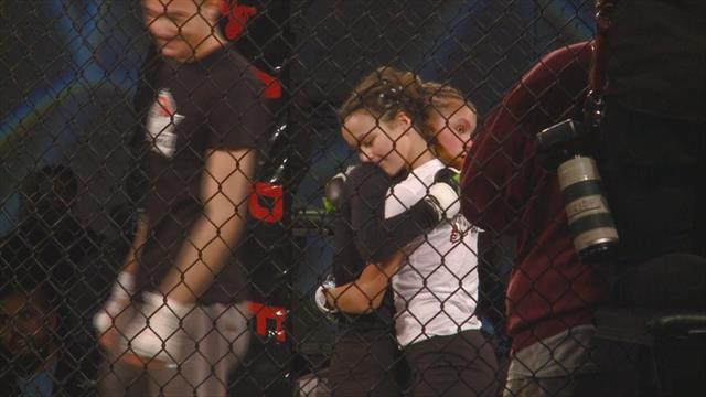 12-летние девочки подрались на MMA-турнире в США. Видео боя похоже на заварушку школьных подруг
