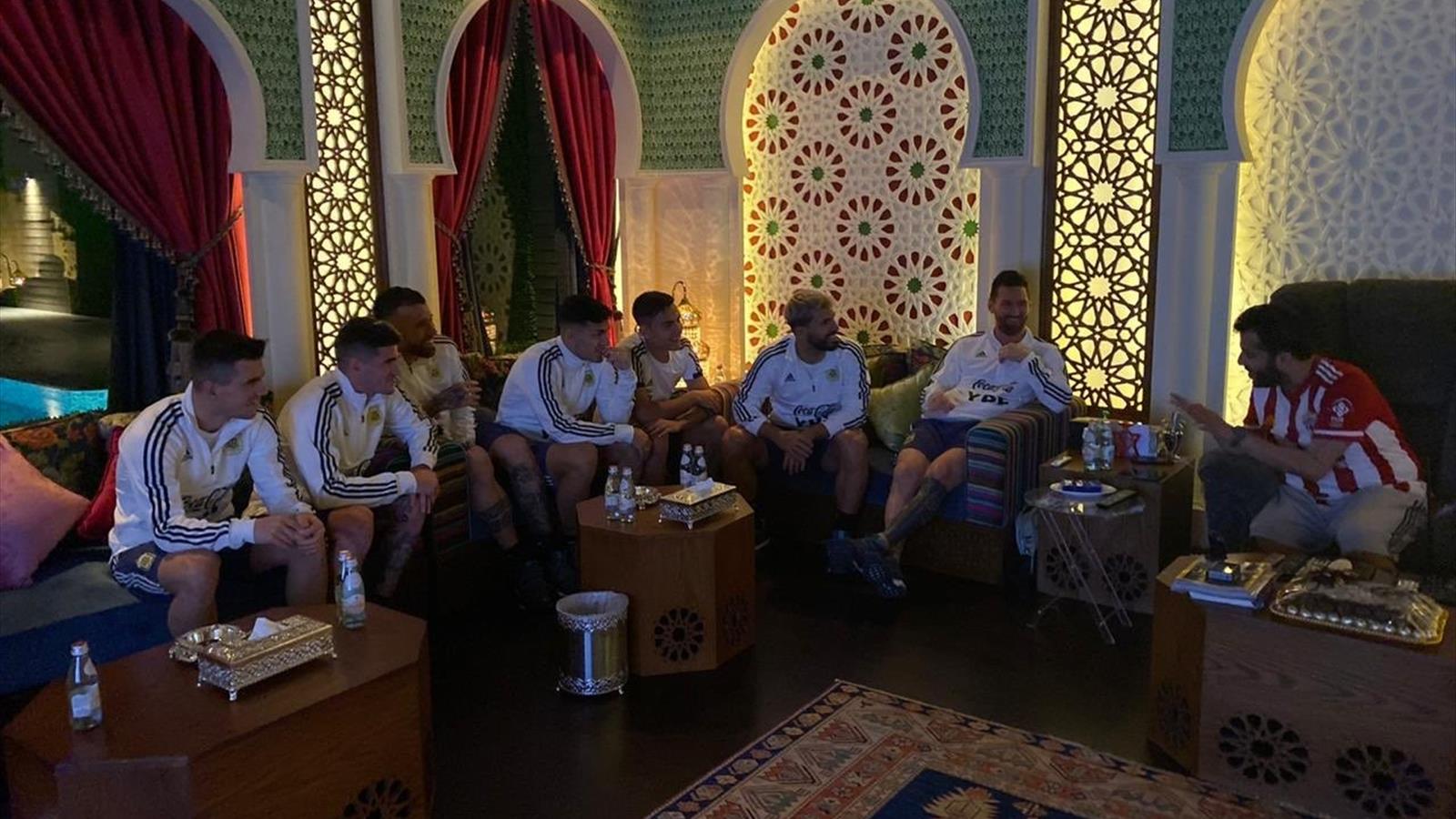 Messi y la selección argentina visitan la casa del jeque del Almería para animar al equipo - Eurosport