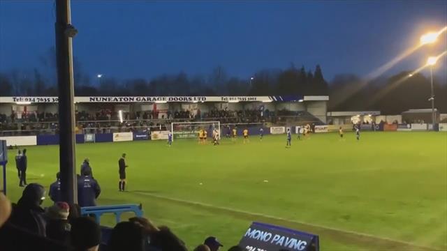 Cadre raté, éclairage cassé : le penalty affreux d'un gardien en Angleterre Cadre raté, éclairage cassé : le penalty affreux d'un gardien en Angleterre