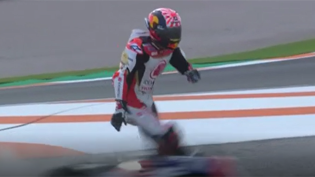 Accident urât în ultima cursă a sezonului din MotoGP. Zarco, lovit de motocicleta lui Lecunona Accident urât în ultima cursă a sezonului din MotoGP. Zarco, lovit de motocicleta lui Lecunona
