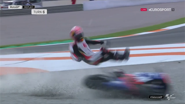 MotoGP | Johann Zarco omver gekegeld in bizarre crash MotoGP | Johann Zarco omver gekegeld in bizarre crash