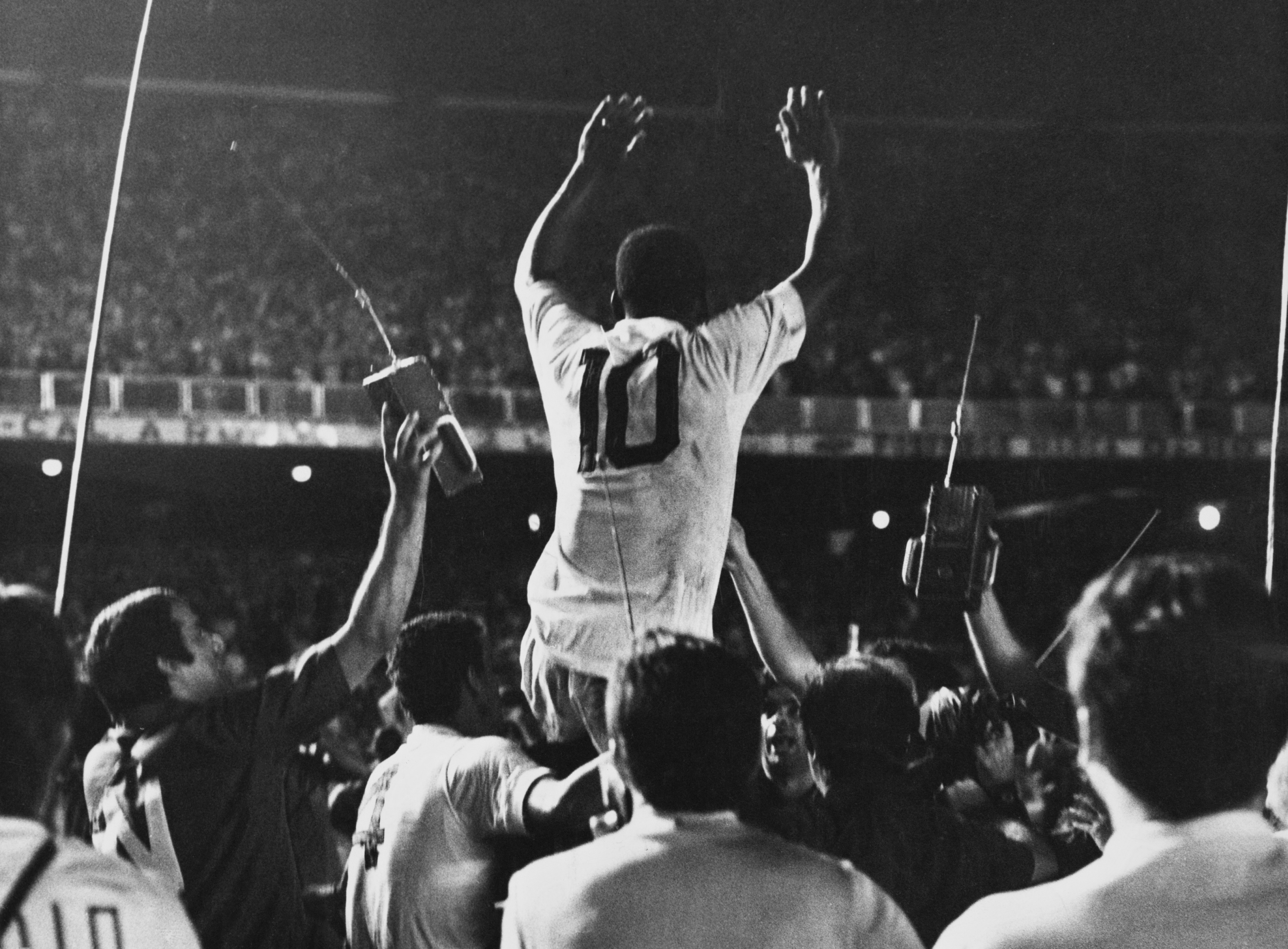 Pelé après son 1000e but au Maracana en 1969