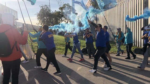 Copa Davis 2019: La espectacular llegada de los fans de Kazajistán, con bengalas de humo incluidas Copa Davis 2019: La espectacular llegada de los fans de Kazajistán, con bengalas de humo incluidas