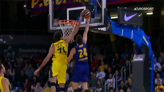 Gigi Datome con la stoppata in rimonta, la sua specialità: la vittima è Kuric Gigi Datome con la stoppata in rimonta, la sua specialità: la vittima è Kuric