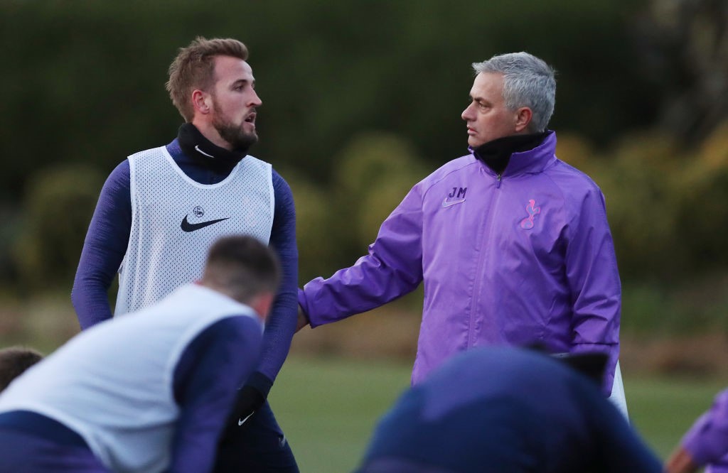 Jose Mourinho, Tottenham başındaki ilk antremanında Harry Kane ile konuşuyor.