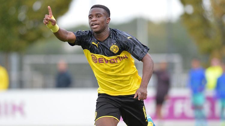 Bvb Lionel Messi Schenkt Youssoufa Moukoko Ein Barca Trikot Zum