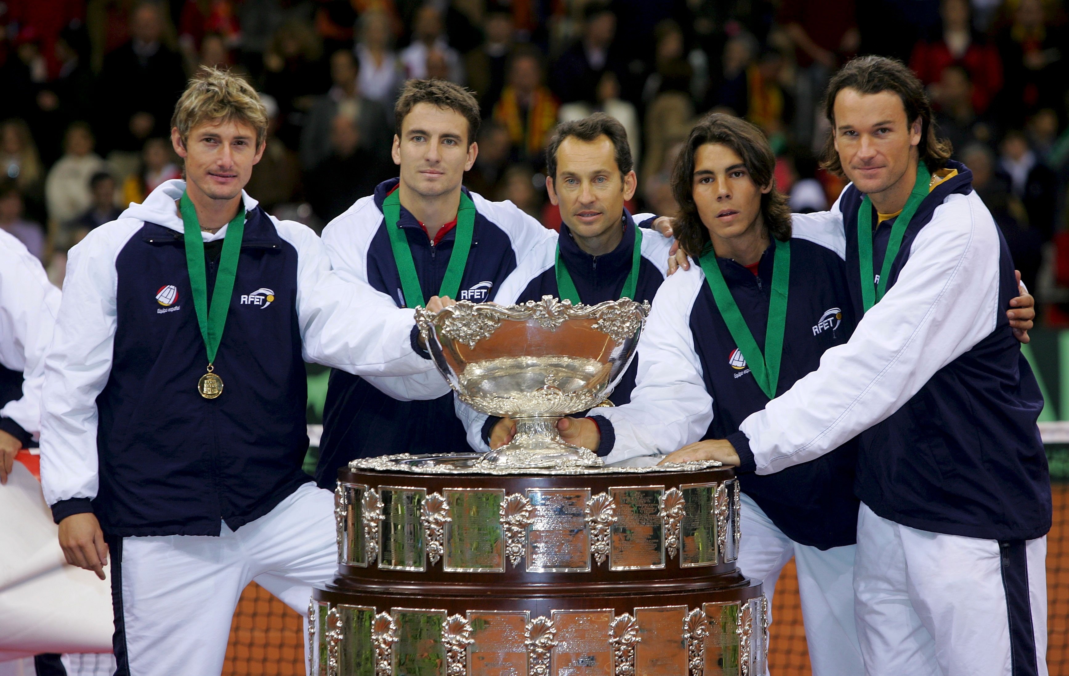 El equipo español con un joven Nadal, con el trofeo de Copa Davis en 2004 en Sevilla