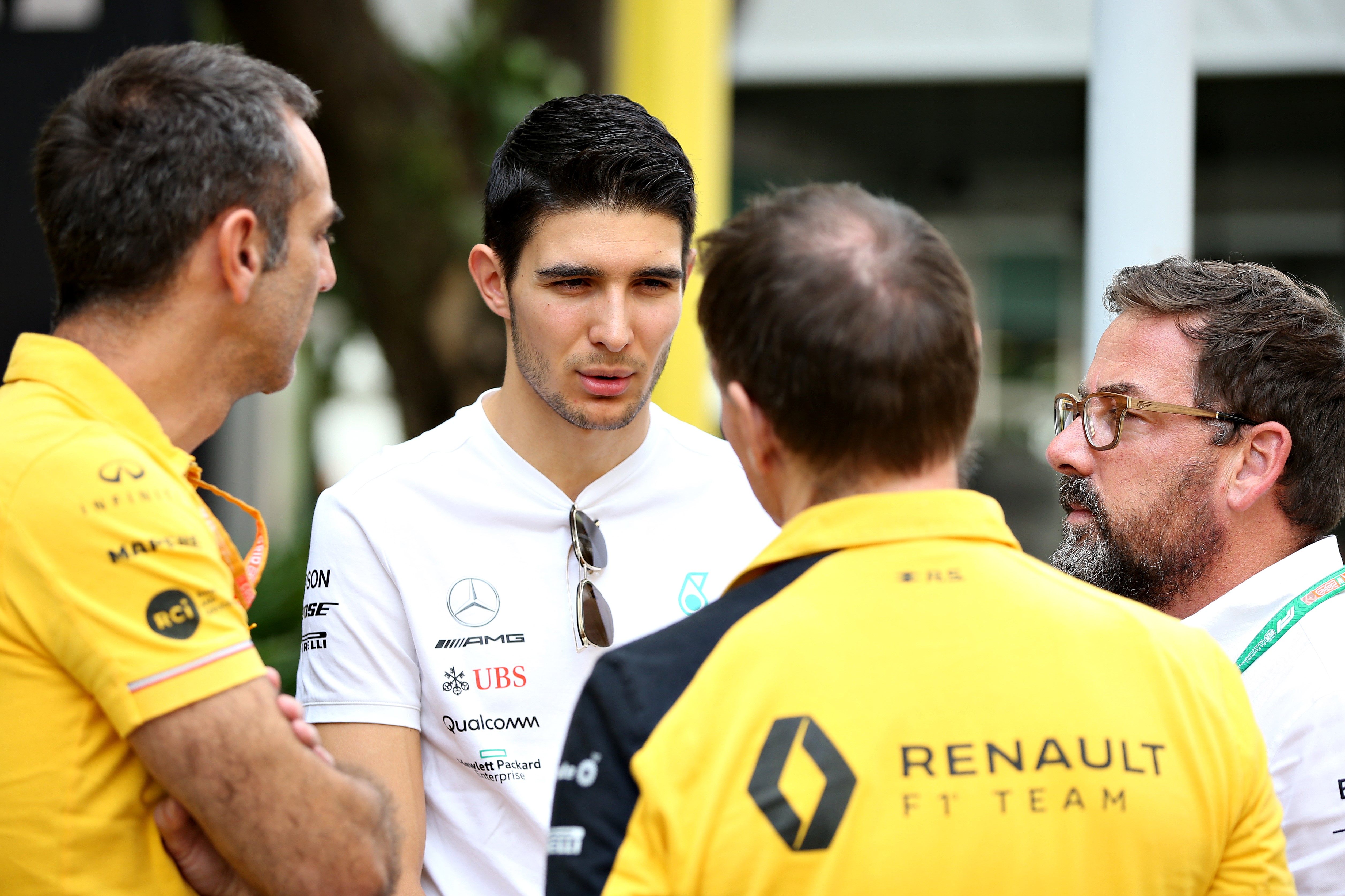 Esteban Ocon (Mercedes) et Cyril Abiteboul (Renault) au Grand Prix de Singapour 2019