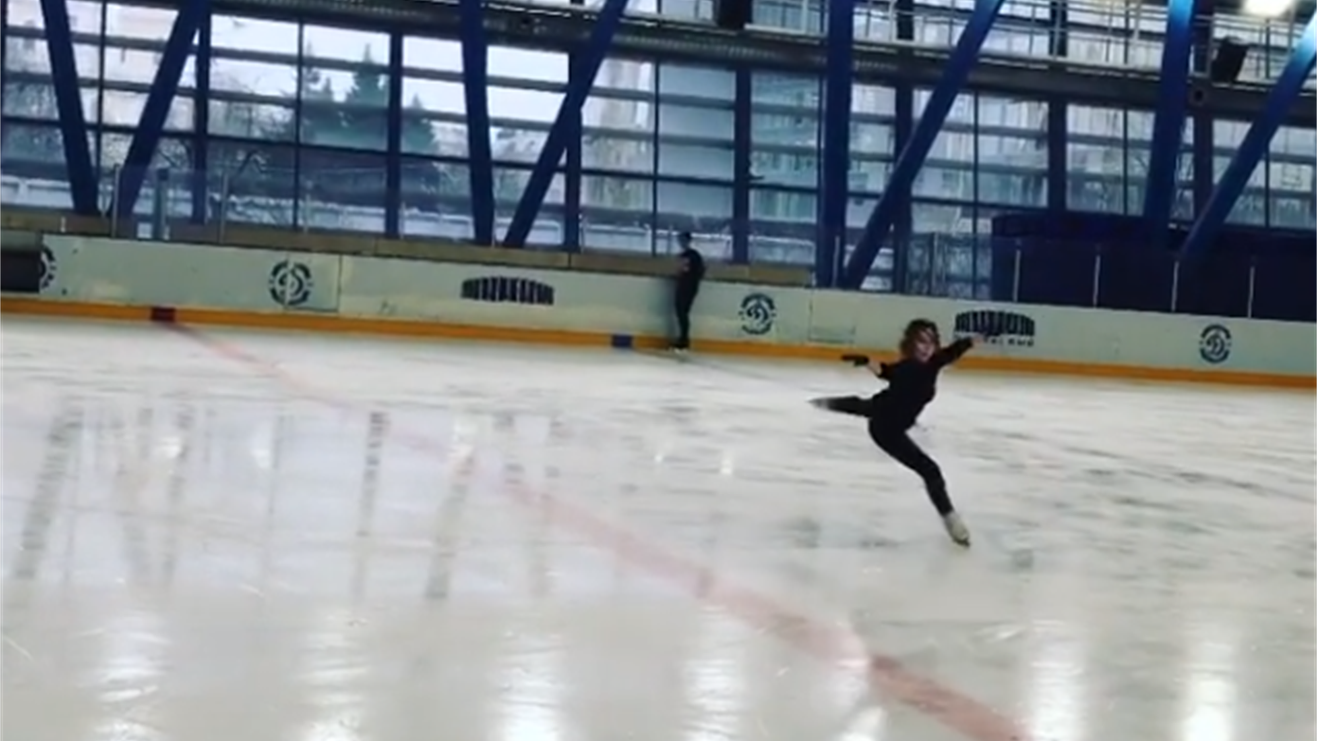 Тулуп большой спорт. Туктамышева четверной тулуп. Александра Трусова четверной тулуп. Тулуп на катке. Двойной тулуп.