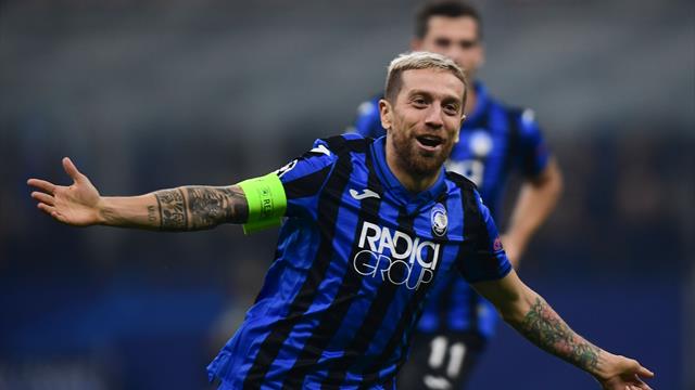 Due palloni in campo, il Verona segna: ira Atalanta Due palloni in campo, il Verona segna: ira Atalanta