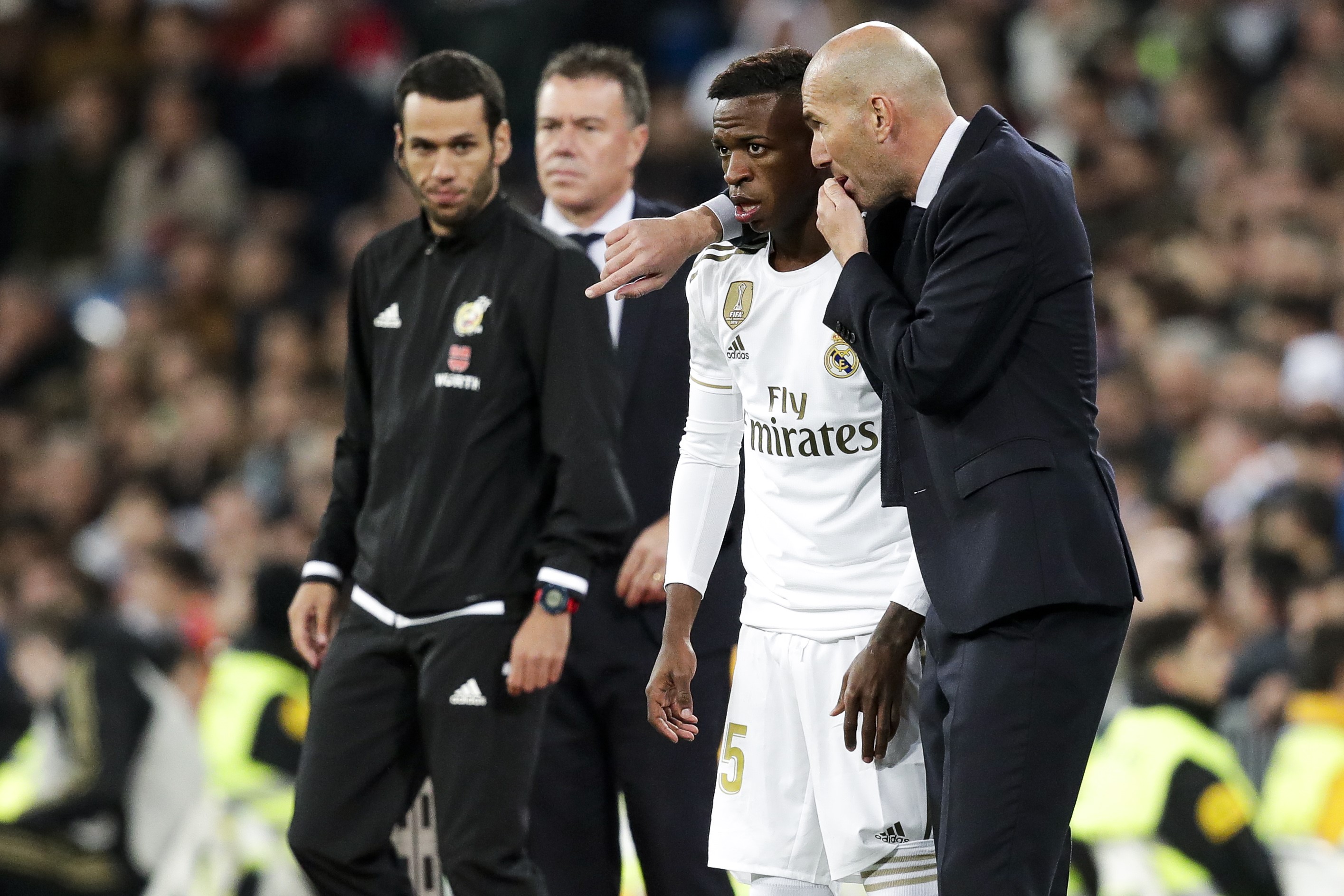 Zidane da órdenes a Vinicius ante el Betis