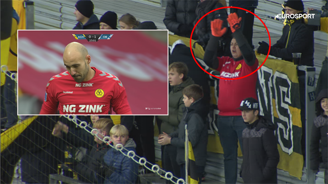 Always ready for a call-up? Horsens-fan på tribunen med målmandshandsker på Always ready for a call-up? Horsens-fan på tribunen med målmandshandsker på