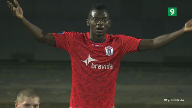 Hvad sker der? Målscorer Bundu bliver pillet ud af David Nielsen efter 34 minutter Hvad sker der? Målscorer Bundu bliver pillet ud af David Nielsen efter 34 minutter