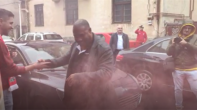 Sosire John Barnes la întâlnirea cu fanii Sosire John Barnes la întâlnirea cu fanii