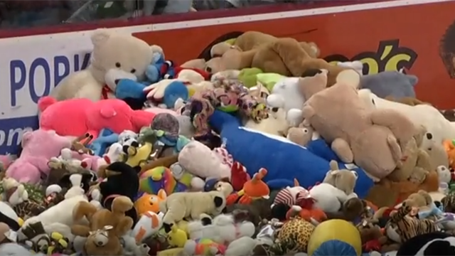 Récord Mundial de lanzamiento de peluches: 45.000 muñecos en la pista de hielo Récord Mundial de lanzamiento de peluches: 45.000 muñecos en la pista de hielo
