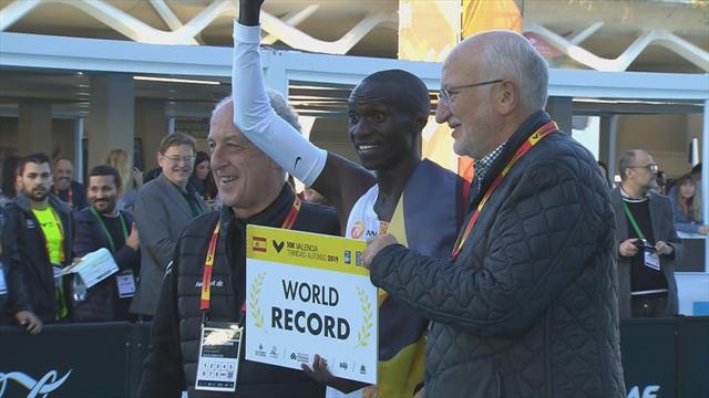 Cheptegei bate el récord del mundo de 10K en Valencia con 26:30 Cheptegei bate el récord del mundo de 10K en Valencia con 26:30