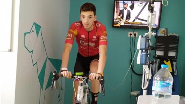 ¡Todo un ejemplo! Un joven ciclista español lucha contra la leucemia mientras sigue pedaleando ¡Todo un ejemplo! Un joven ciclista español lucha contra la leucemia mientras sigue pedaleando