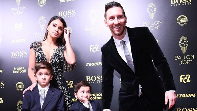 Messi llegó al hotel de París con su hijo Mateo dormido en brazos