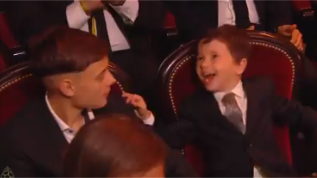 🤣 La genial reacción de Mateo Messi, ¡a cabezazos con el asiento! Y otras curiosidades de la gala