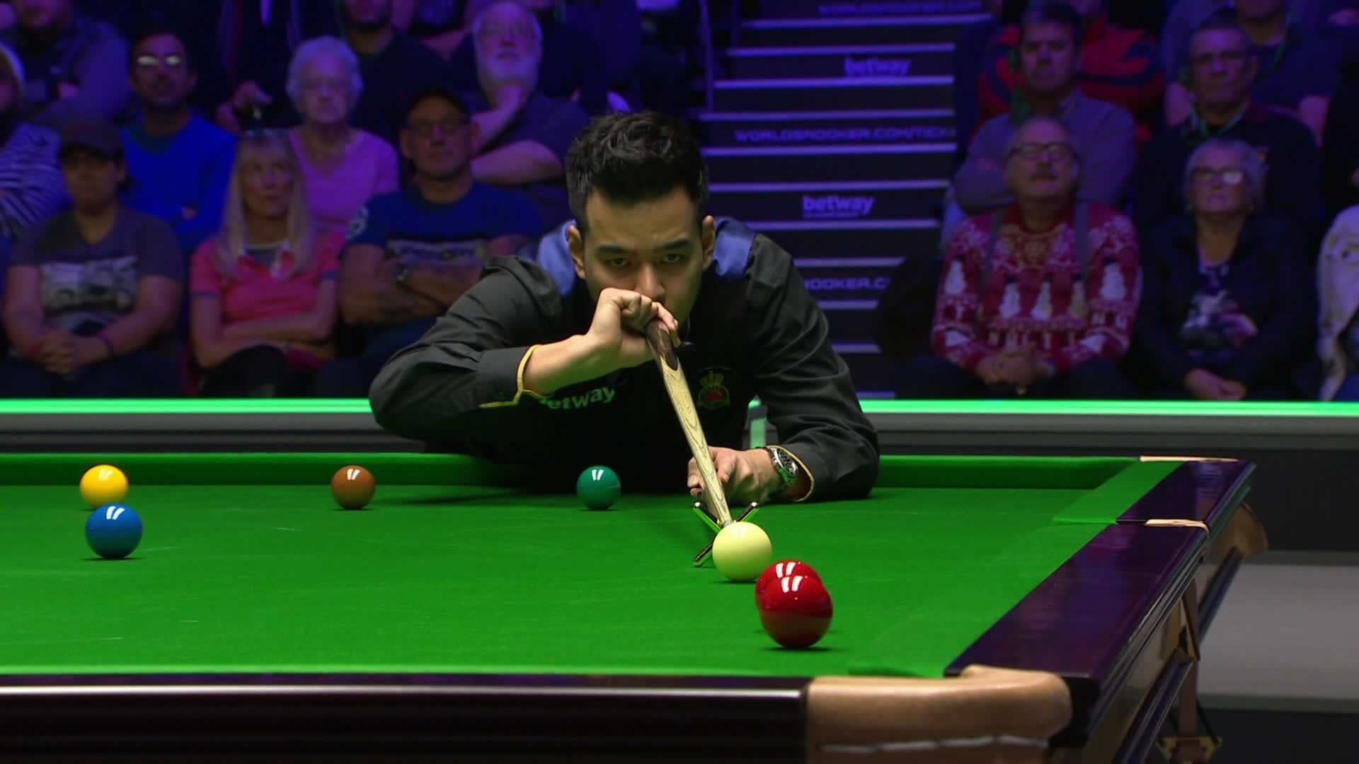 UK Championship : Noppon Saengkham fluke a red in frame 4