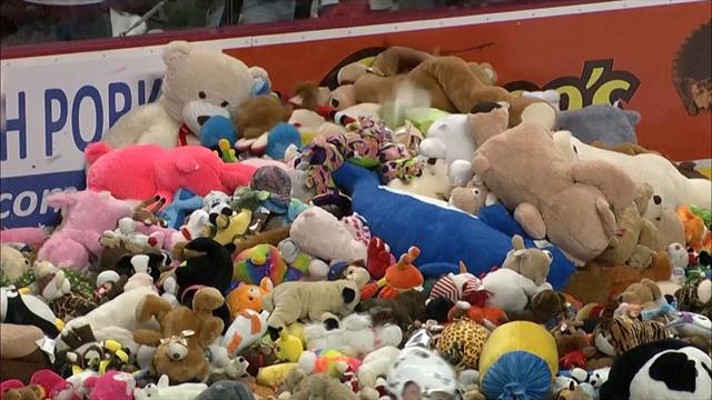 Hockey, la squadra segna e 45mila peluche piovono in campo: il motivo è benefico Hockey, la squadra segna e 45mila peluche piovono in campo: il motivo è benefico