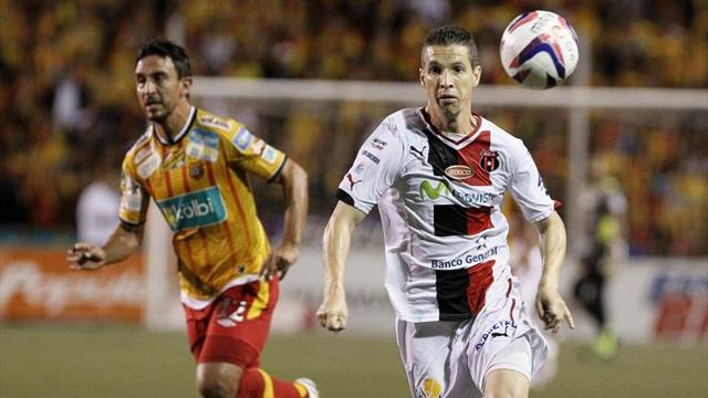 Alajuelense y Herediano disputan el título del fútbol en Costa Rica, en duelo de técnicos argentinos