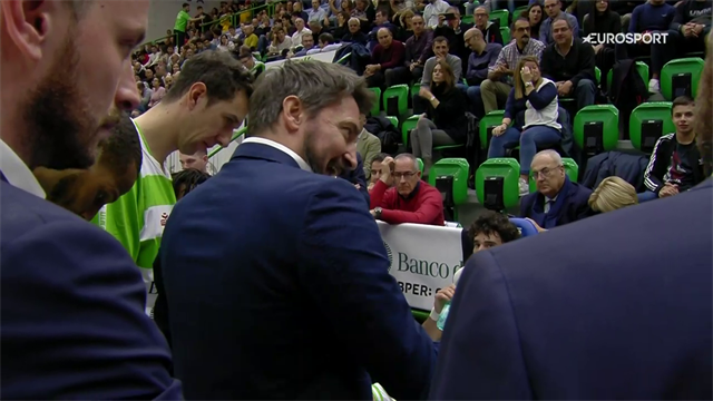 Gianmarco Pozzecco furioso durante un time-out: "Ditemi, siamo così bravi da poter giocare così?" Gianmarco Pozzecco furioso durante un time-out: "Ditemi, siamo così bravi da poter giocare così?"