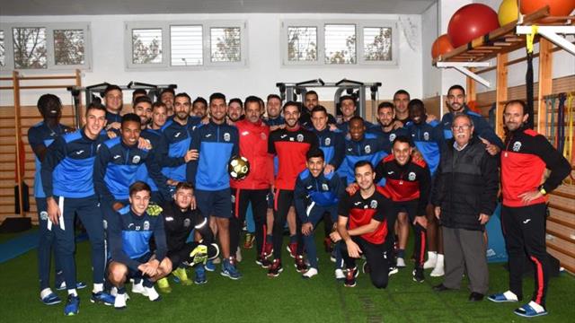 El Fuenlabrada recibe el balón dorado por su lucha contra el cáncer infantil
