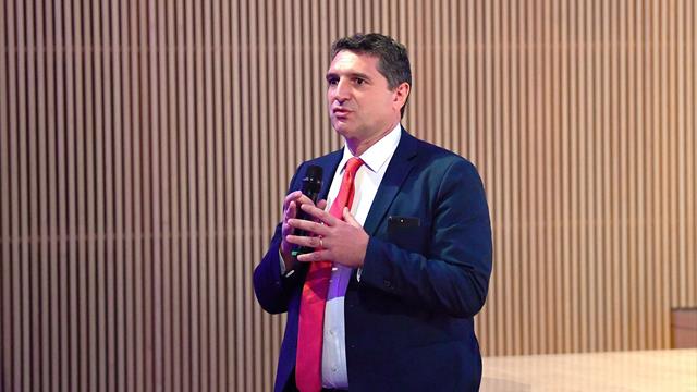 De Siervo scatena la polemica: "Spegniamo il microfono quando c'è un coro razzista"
