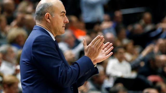 Valencia busca recuperar jugadores y su primer triunfo visitante en Madrid