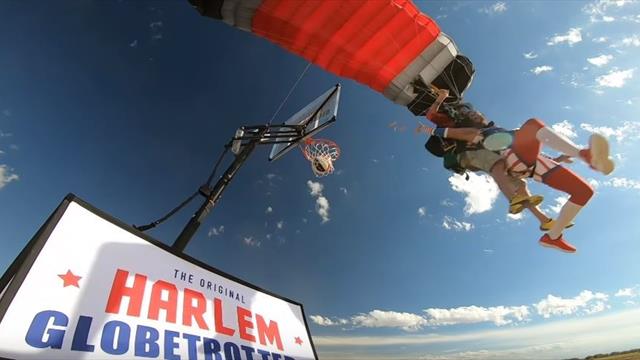 Los Harlem Globetrotters consiguen hacer un mate en paracaídas tras saltar desde 4.000 metros